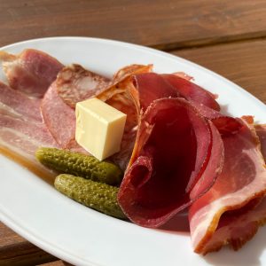 Assiette de charcuterie maison