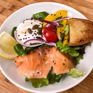 Salade a l'œuf poché et saumon